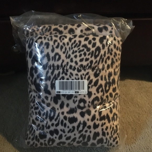 🔥LAST ONE! Victoria’s Secret Leopard Sherpa Blanket - Picture 3 of 5